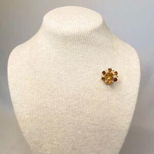 Tiny Amber Brown Rhinetone Flower Brooch In Gold Tone Metal Prongs